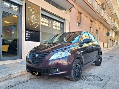 Usata Lancia Ypsilon Gold 69 CV (50 kW) 2014 Viola Utilitaria