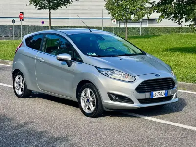 Usata Ford Fiesta 100 CV (73 kW) 2014 Grigio Utilitaria