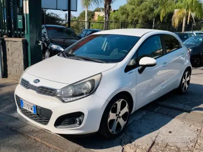 Usata Kia Rio 90 CV (66 kW) 2015 Bianco Berlina