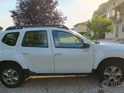 Usata Dacia Duster Lauréate 90 CV (66 kW) 2016 Bianco SUV