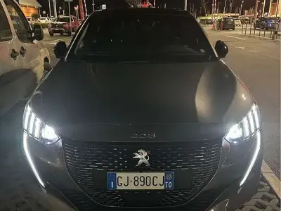 Usata Peugeot 208 GT 101 CV (74 kW) 2022 Grigio Utilitaria