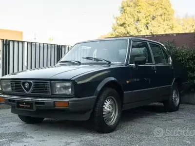 Usata Alfa Romeo Alfetta Quadrifoglio 130 CV (95 kW) 1983 Blu Berlina