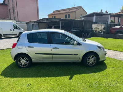 Usata Renault Clio II 75 CV (55 kW) 2006 Berlina