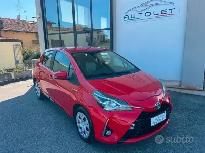 Usata Toyota Yaris Hybrid Active 73 CV (53 kW) 2018 Rosso Berlina