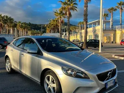 Usata Volvo V40 R-Design Momentum 120 CV (88 kW) 2016 Grigio Berlina