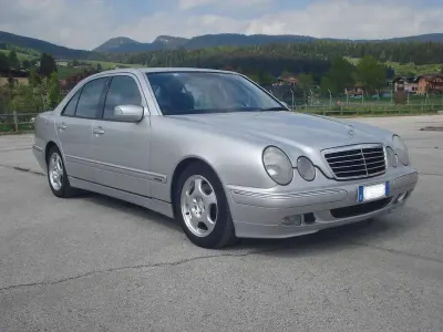 Usata Mercedes E270 Avantgarde 170 CV (125 kW) 2001 Argento Berlina