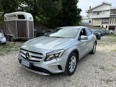 Usata Mercedes GLA180 109 CV (80 kW) 2015 Argento SUV