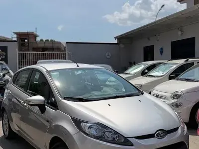 Usata Ford Fiesta Titanium 70 CV (51 kW) 2012 Grigio Berlina