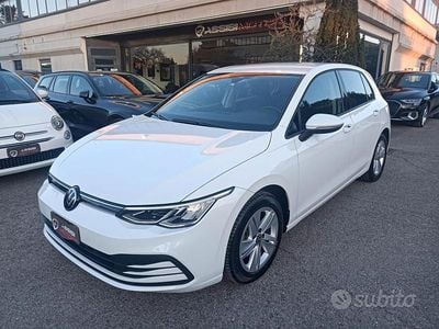 Begagnad VW Golf VIII Style 131 HK (96 kW) 2022 Vit Sedan