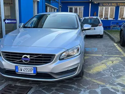 Usata Volvo V60 Momentum 136 CV (100 kW) 2014 Argento Station wagon