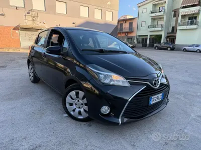 Usata Toyota Yaris 90 CV (66 kW) 2015 Nero Utilitaria