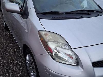 Usata Toyota Yaris Sol 90 CV (66 kW) 2010 Grigio Utilitaria