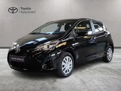 Usata Toyota Yaris Hybrid Cool 101 CV (74 kW) 2018 Nero Berlina