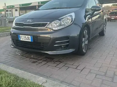 Usata Kia Rio 90 CV (66 kW) 2016 Grigio Utilitaria