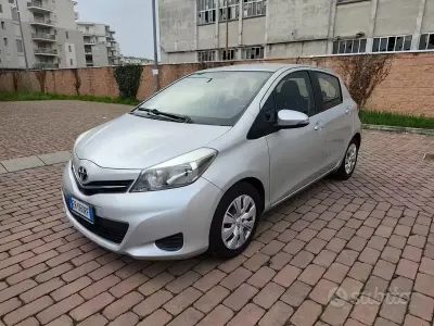 Usata Toyota Yaris Lounge 90 CV (66 kW) 2013 Grigio Utilitaria