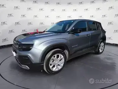 Käytetty Jeep Avenger Altitude 101 HP (74 kW) 2024 Harmaa Katumaasturi