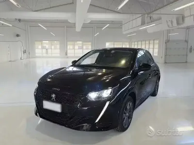 Usata Peugeot e-208 Allure 56 kW (77 CV) 2023 Nero Utilitaria