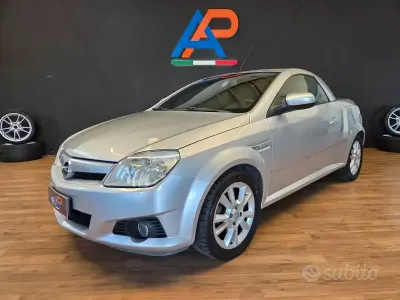 Usata Opel Tigra Enjoy 69 CV (50 kW) 2007 Grigio Cabrio