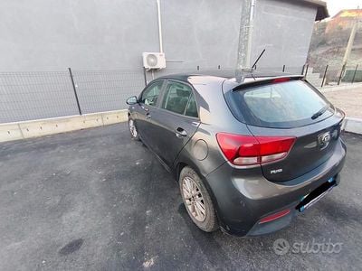Usata Kia Rio 84 CV (61 kW) 2020 Grigio Berlina