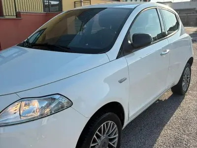 Usata Lancia Ypsilon 85 CV (62 kW) 2013 Bianco Utilitaria