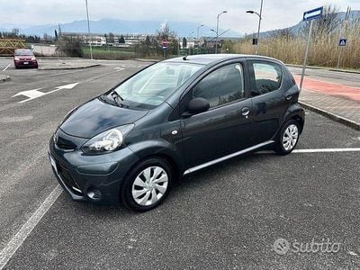 Usata Toyota Aygo 68 CV (50 kW) 2014 Grigio Utilitaria