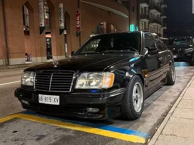 Usado Mercedes E200 136 CV (100 kW) 1995 Negro Berlina