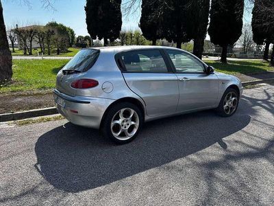 Usata Alfa Romeo 147 Distinctive 116 CV (85 kW) 2004 Argento Utilitaria