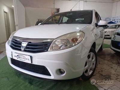 Usata Dacia Sandero Lauréate 72 CV (52 kW) 2010 Bianco Berlina
