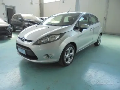 Usata Ford Fiesta 82 CV (60 kW) 2012 Grigio Berlina