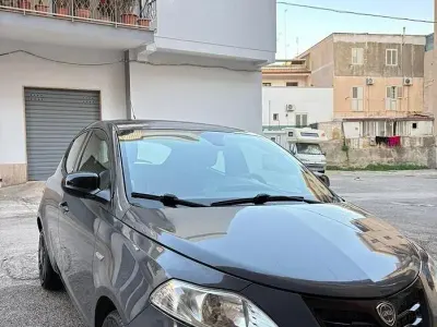 Usata Lancia Ypsilon 69 CV (50 kW) 2015 Grigio Utilitaria