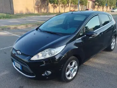 Usata Ford Fiesta 97 CV (71 kW) 2010 Nero Berlina
