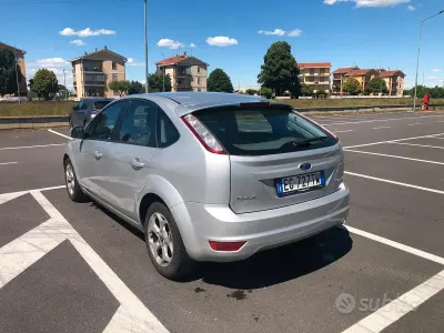 Usata Ford Focus 116 CV (85 kW) 2011 Argento Berlina