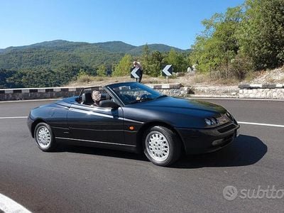 Begagnad Alfa Romeo Spider Lusso 155 HK (114 kW) 1998 Svart Cab