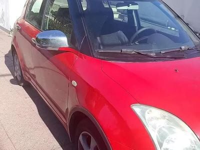 Begagnad Suzuki Swift 92 HK (67 kW) 2005 Röd Halvkombi