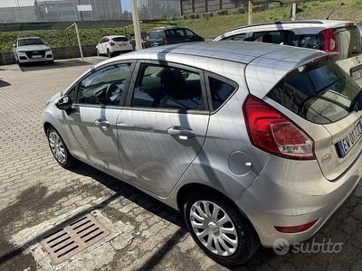 Usata Ford Fiesta 92 CV (67 kW) 2015 Grigio Utilitaria