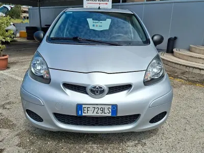 Usata Toyota Aygo Sol 68 CV (50 kW) 2010 Grigio Utilitaria