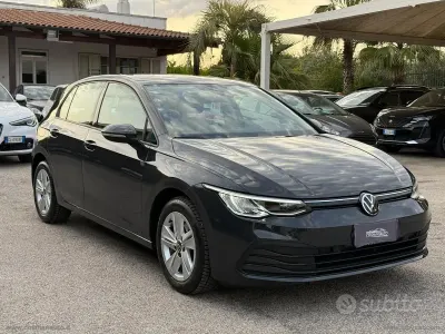Usata VW Golf VIII Life 116 CV (85 kW) 2022 Gray Berlina