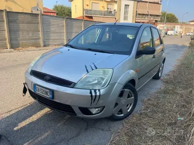 Usata Ford Fiesta Ambiente 75 CV (55 kW) 2004 Grigio Utilitaria