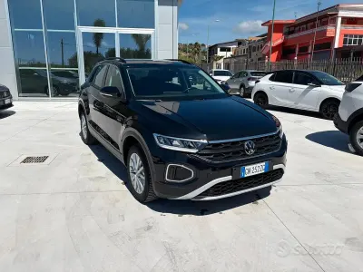 Usata VW T-Roc Life 116 CV (85 kW) 2023 Nero SUV