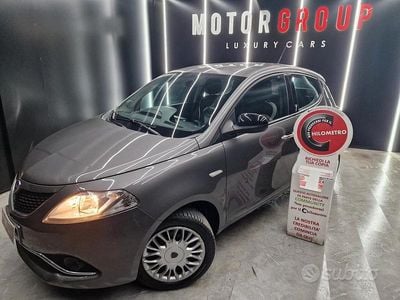 Usado Lancia Ypsilon Platinum 69 CV (50 kW) 2016 Gris Utilitario