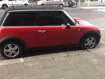 Begagnad Mini ONE 90 HK (66 kW) 2002 Röd Halvkombi