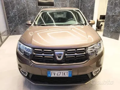 Usata Dacia Sandero Essentiel 75 CV (55 kW) 2019 Marrone Berlina