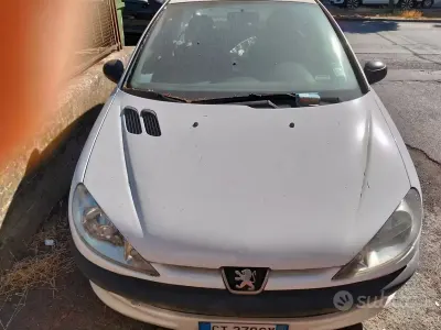 Usata Peugeot 205 54 CV (39 kW) 2005 Bianco