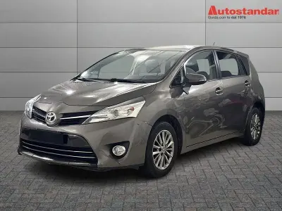 Usata Toyota Verso Style 132 CV (97 kW) 2016 Grigio Monovolume