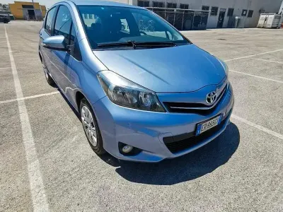 Usata Toyota Yaris Lounge 69 CV (50 kW) 2013 Bluazzurro Utilitaria