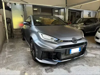 Usata Toyota Yaris 280 CV (205 kW) 2024 Grigio Utilitaria