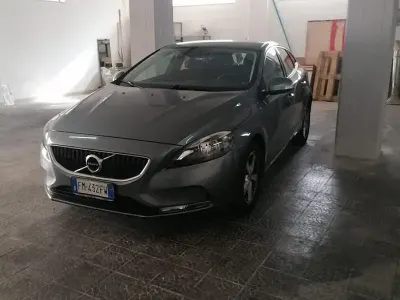 Usata Volvo V40 120 CV (88 kW) 2018 Grigio Berlina