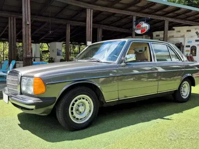 Usata Mercedes 240 72 CV (52 kW) 1980 Grigio Berlina