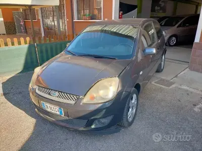 Usata Ford Fiesta Ghia 75 CV (55 kW) 2008 Grigio Utilitaria