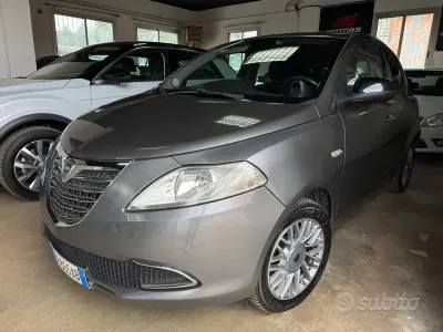 Używany Lancia Ypsilon Gold 69 KM (50 kW) 2013 Szary Hatchback